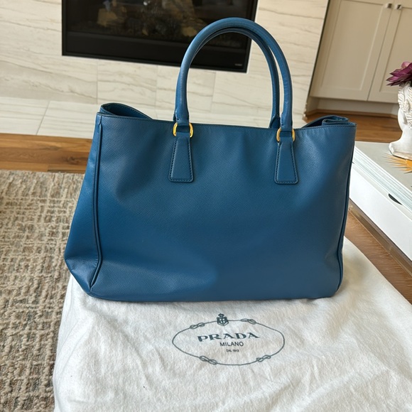 Original Prada habdbag - Picture 3 of 4